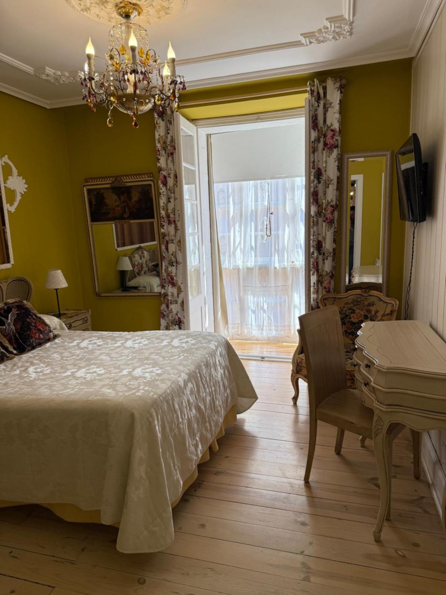 Hostal Boutique Puerta Del Sol Торелавега Екстериор снимка